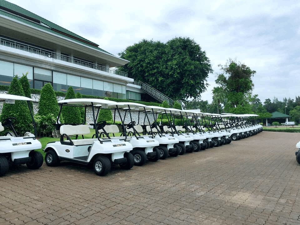 Buggys vor dem Clubhaus 