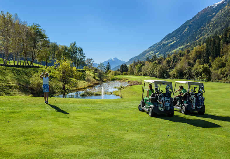 Green mit Buggys und Wasserhinderniss