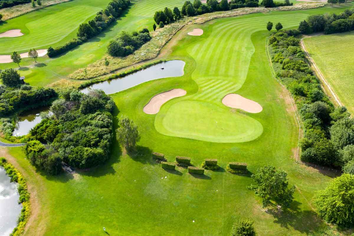 Golfplatz Golf Club Hof Hausen vor der Sonne 9526