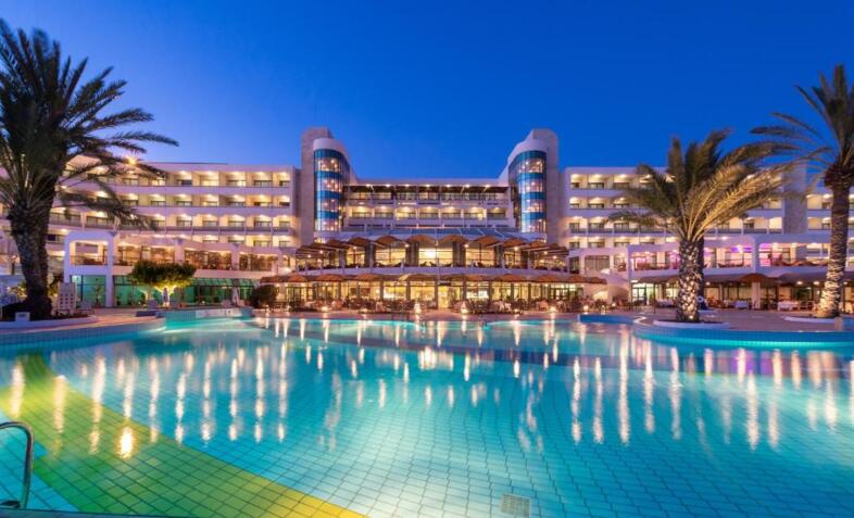 Constantinou Bros Athena Beach Hotel: Exclusive golf holiday in Cyprus in Paphos
